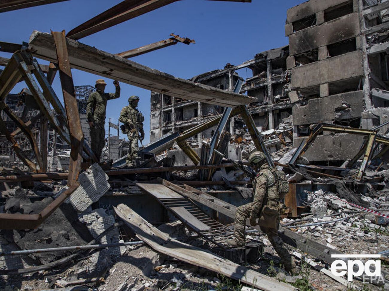 По словам Андрющенко, изъятие тел и их захоронение российские оккупанты не планируют