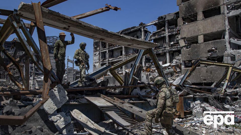 За словами Андрющенка, діставати тіла й ховати їх російські окупанти не планують