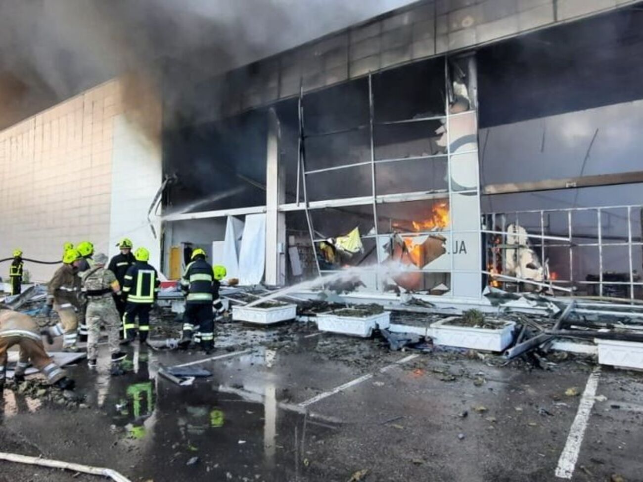 В момент удара в торговом центре находилось более 1 тыс. человек, сообщил президент Украины
