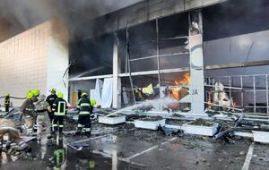 В момент удара в торговом центре находилось более 1 тыс. человек, сообщил президент Украины