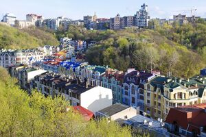 По словам Никонова, жилье в Киеве сейчас покупают некоторые переселенцы, а также родственники людей, которые живут в столице