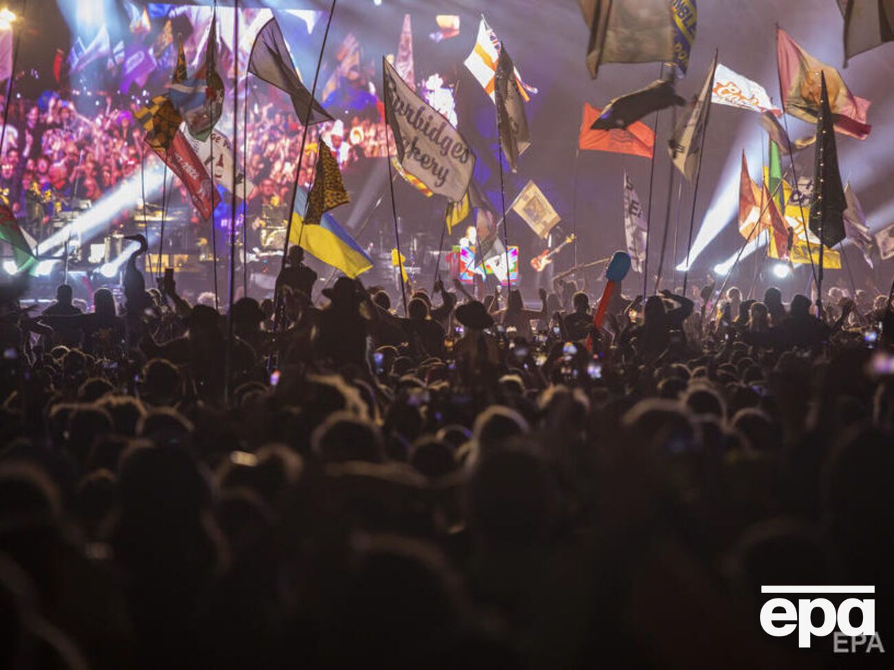 Во время выступления Маккартни зрители в зале также держали украинские флаги