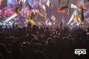 Во время выступления Маккартни зрители в зале также держали украинские флаги