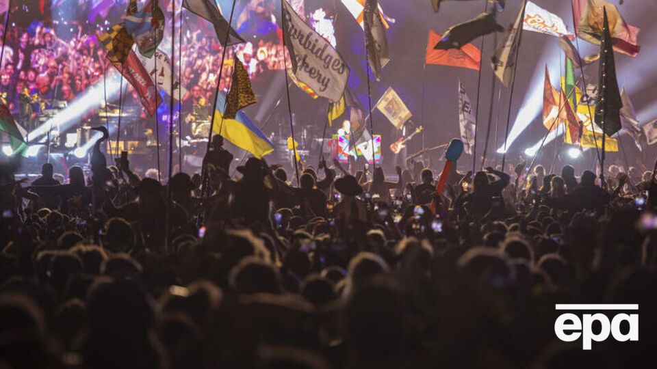 Во время выступления Маккартни зрители в зале также держали украинские флаги