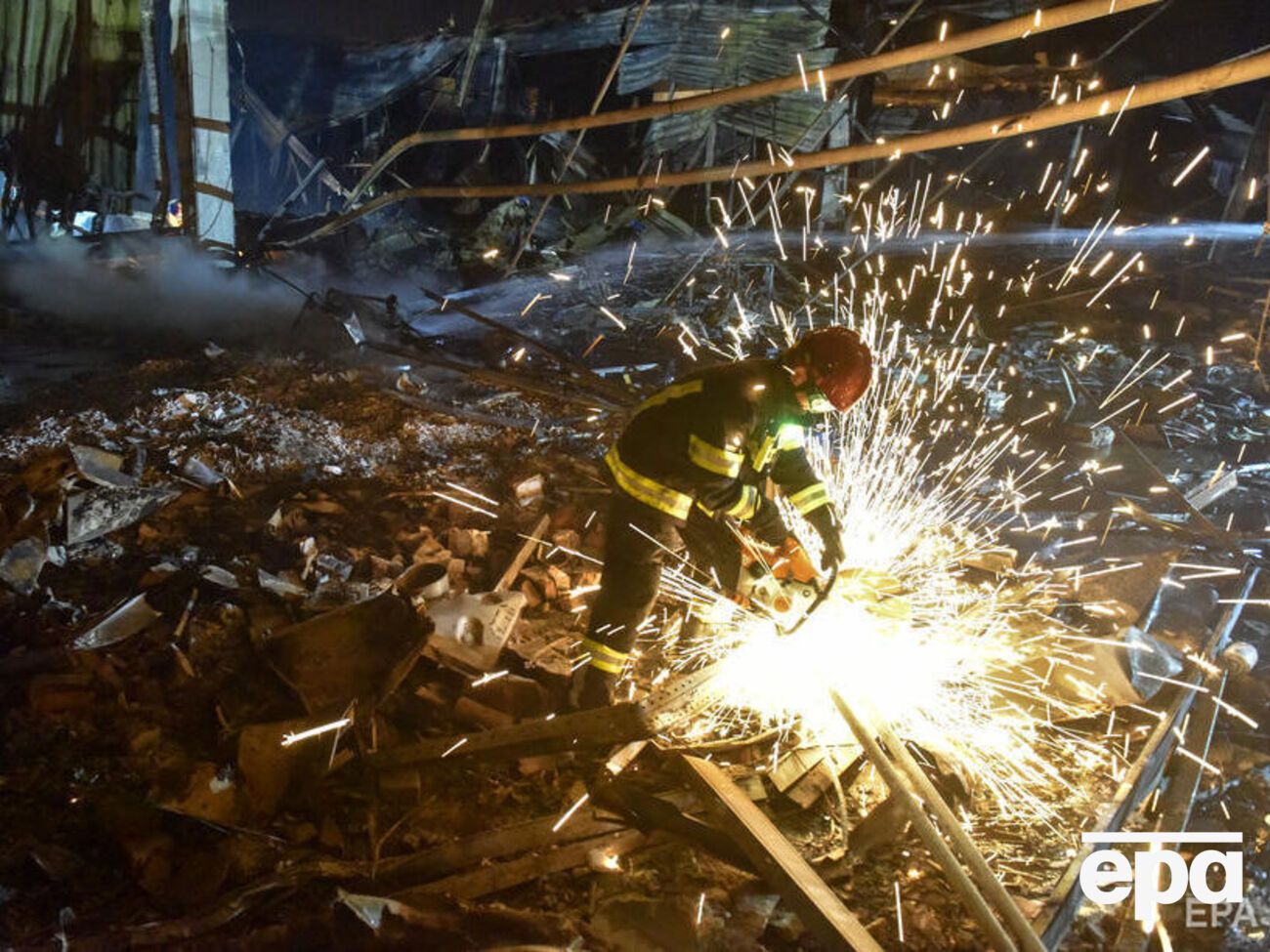 Спасатели продолжают работать на месте происшествия