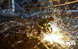 Спасатели продолжают работать на месте происшествия