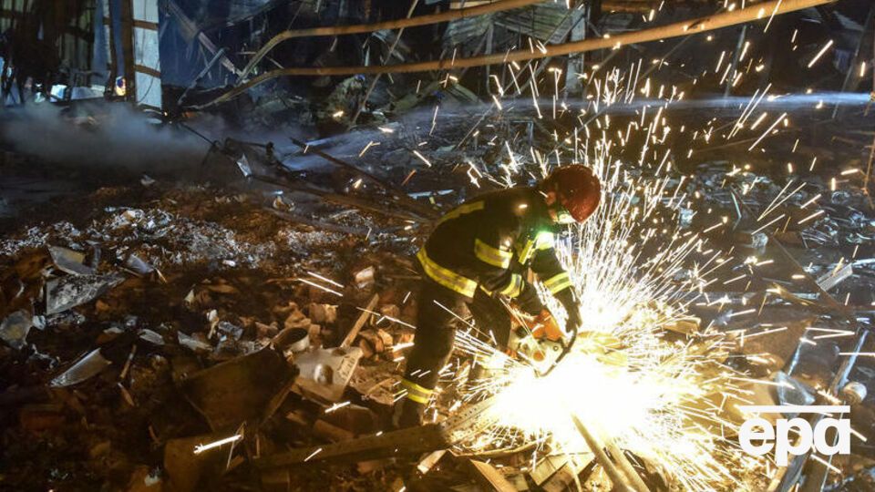 Рятувальники і далі працюють на місці події