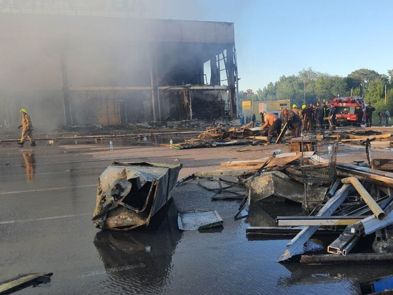 В разрушенном российской ракетой торговом центре в Кременчуге продолжается спасательная операция, количество жертв может вырасти