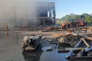 В разрушенном российской ракетой торговом центре в Кременчуге продолжается спасательная операция, количество жертв может вырасти