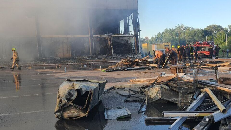 В разрушенном российской ракетой торговом центре в Кременчуге продолжается спасательная операция, количество жертв может вырасти