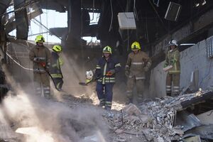 Спасатели продолжают разбирать завалы после попадания ракеты в супермаркет