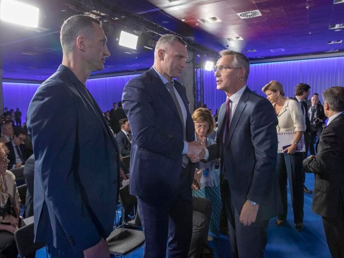 Братья Кличко встретились с генсеком НАТО