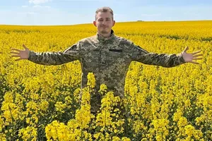 Сєрга: Жовтий колір – рідне поле, синій колір – шлях до волі