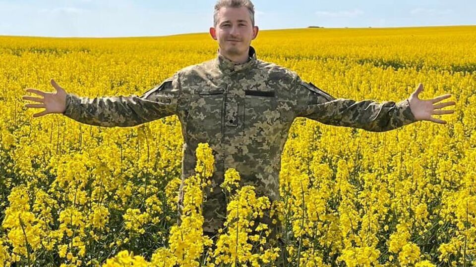 Сєрга: Жовтий колір – рідне поле, синій колір – шлях до волі