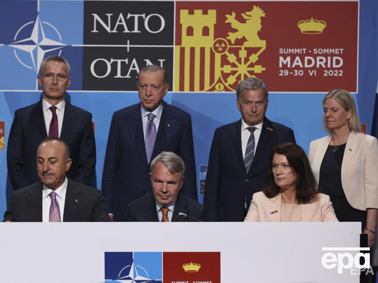 Фінляндія, Швеція й Туреччина зобов'язуються надавати одна одній повну підтримку у боротьбі із загрозами безпеці одна одної, зазначив Нійністьо (третій праворуч)