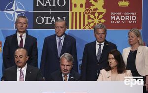 Финляндия, Швеция и Турция обязуются оказывать друг другу полную поддержку в борьбе с угрозами безопасности друг друга, отметил Нийнисте (третий справа)