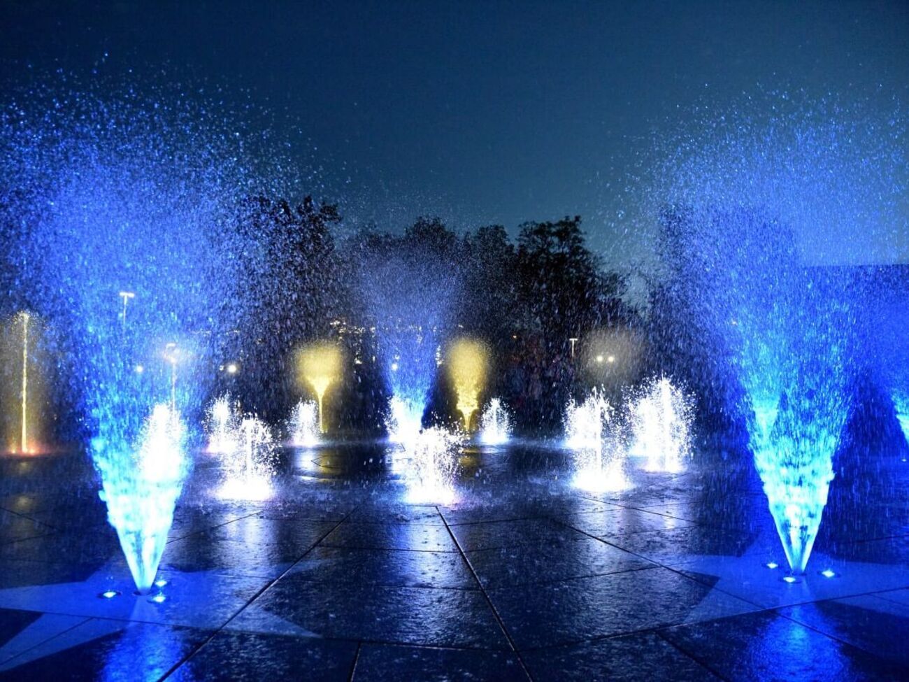 Оккупанты мародерят остатки главного фонтана у разрушенного драмтеатра в Мариуполе, отметили в горсовете