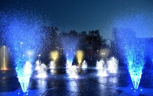 Оккупанты мародерят остатки главного фонтана у разрушенного драмтеатра в Мариуполе, отметили в горсовете