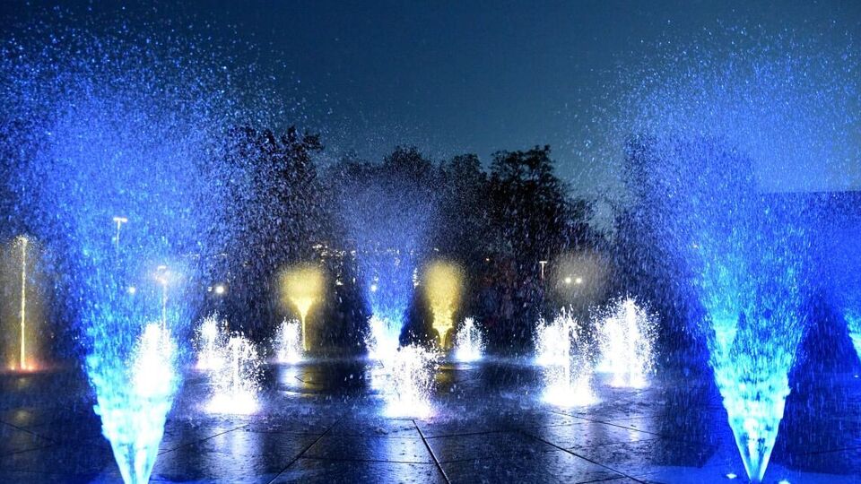 Оккупанты мародерят остатки главного фонтана у разрушенного драмтеатра в Мариуполе, отметили в горсовете