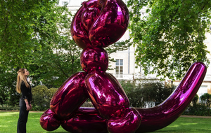 О том, что Balloon Monkey (Magenta) будет выставлена на аукцион для сбора средств на гуманитарную помощь Украине, Виктор Пинчук и его жена Елена сообщили 7 июня