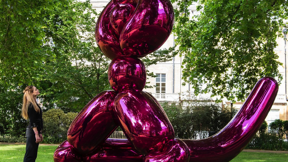 Про те, що Balloon Monkey (Magenta) буде виставлено на аукціон для збирання коштів на гуманітарну допомогу Україні, Віктор Пінчук та його дружина Олена повідомили 7 червня