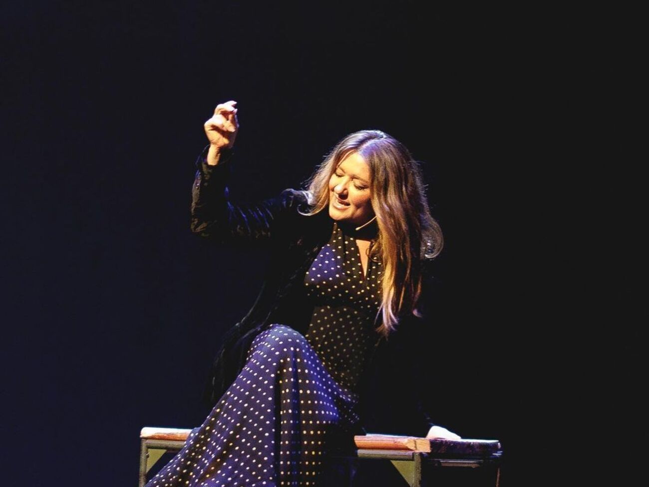 Під час вистави Могилевська виконувала пісні зі свого репертуару і читала воєнні вірші українського поета Юрія Рибчинського