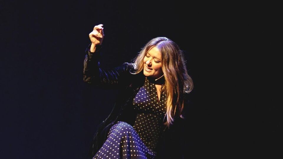 Під час вистави Могилевська виконувала пісні зі свого репертуару і читала воєнні вірші українського поета Юрія Рибчинського