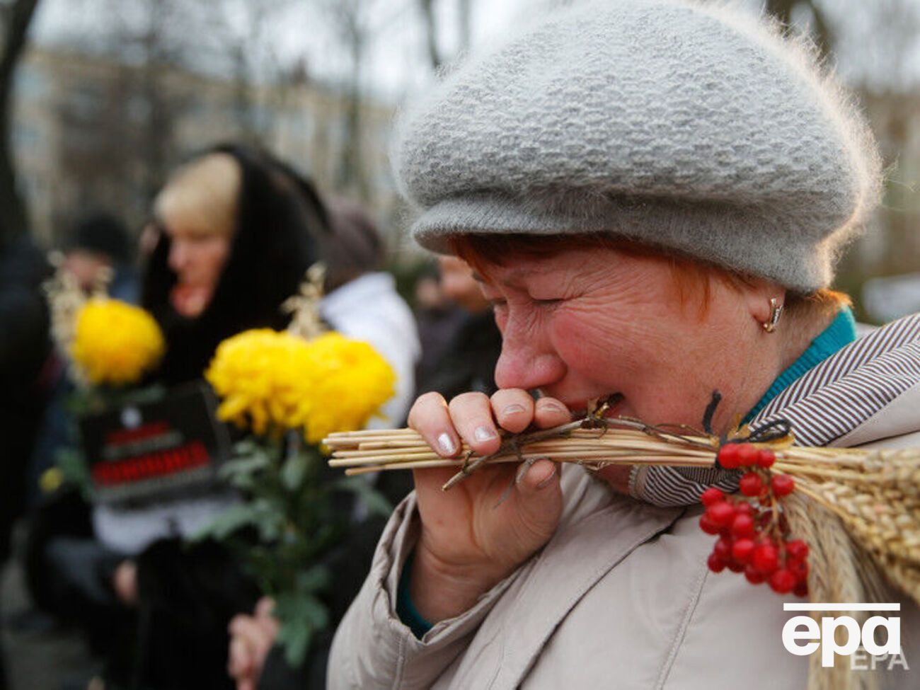 Маттінглі: У розпал Голодомору, у березні 1933 року, партійні керівники радянської України писали Сталіну, що "голод ще не став наукою для українських колгоспників"
