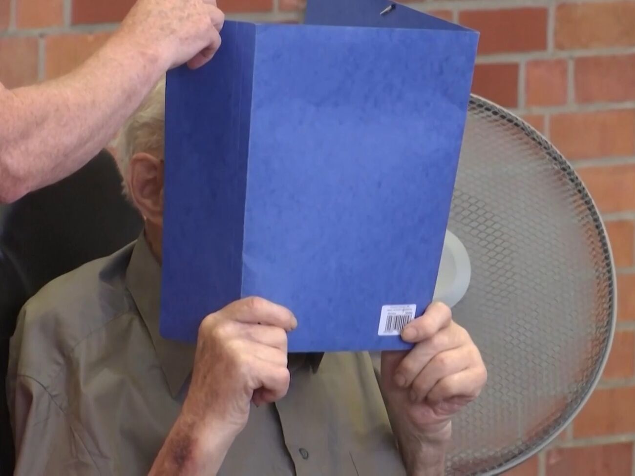 Обвиняемый прятал лицо на заседании