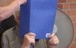 Обвиняемый прятал лицо на заседании