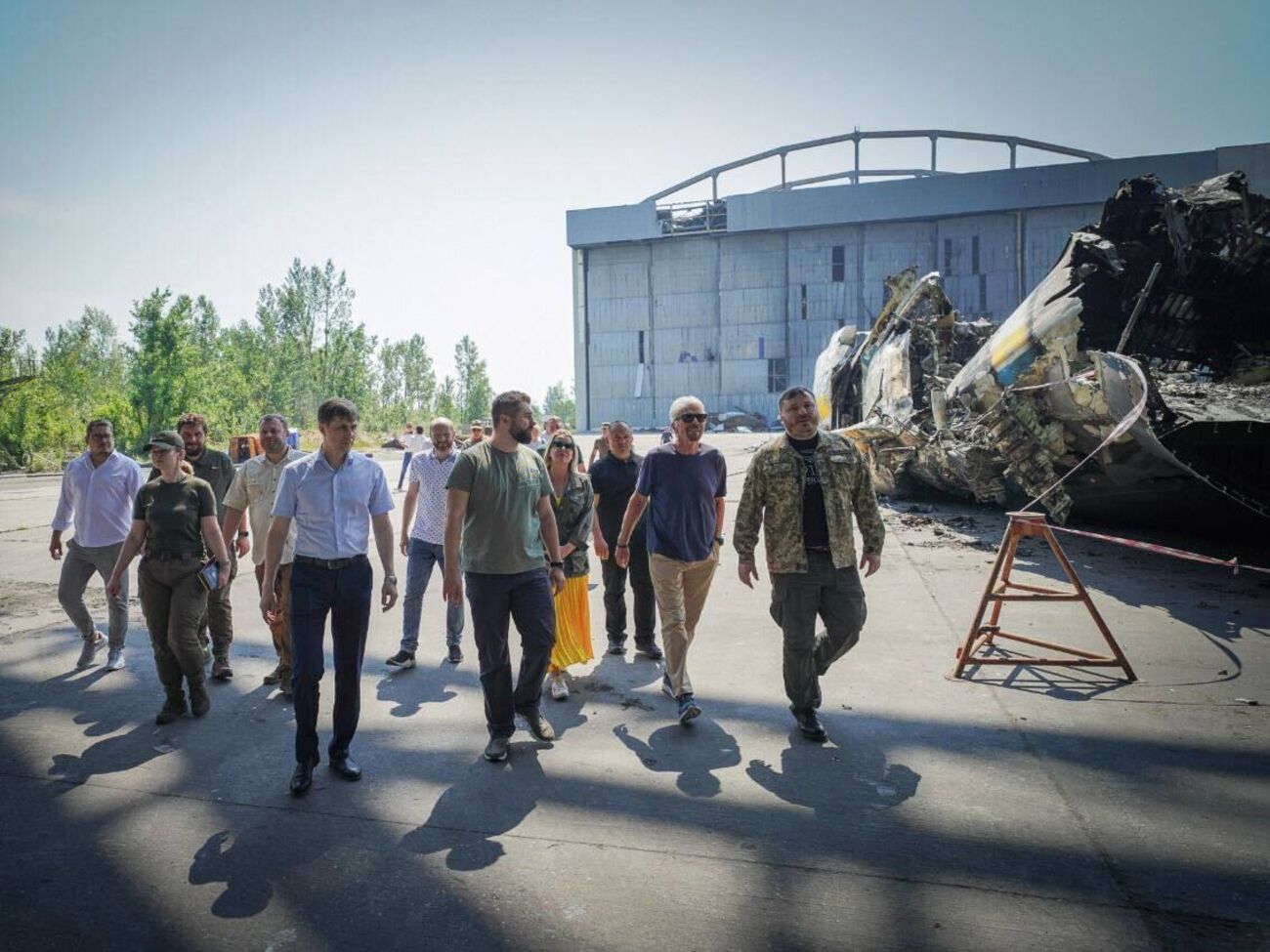 Брэнсон (второй справа) посетил аэропорт Гостомеля 29 июня