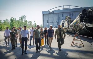 Брэнсон (второй справа) посетил аэропорт Гостомеля 29 июня