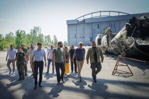 Брэнсон (второй справа) посетил аэропорт Гостомеля 29 июня