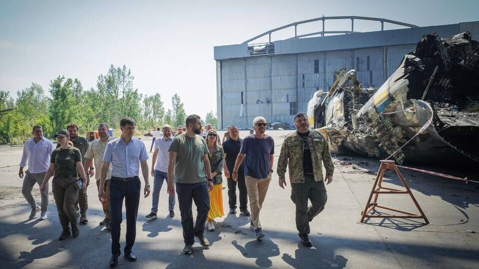 Бренсон (другий праворуч) відвідав аеропорт Гостомеля 29 червня