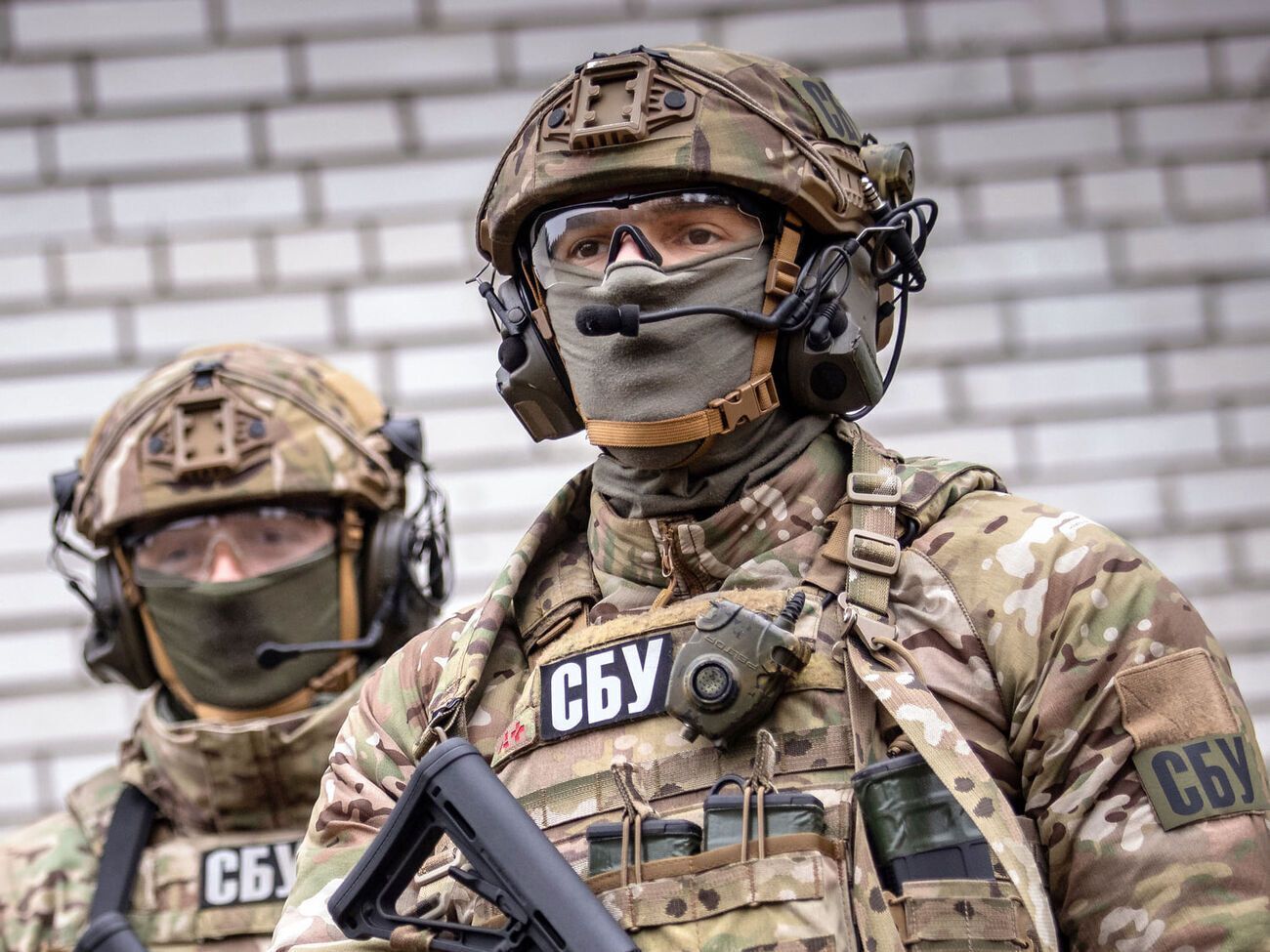 По данным СБУ, во время обысков у подозреваемых правоохранители обнаружили крупную партию подготовленных к продаже психотропов