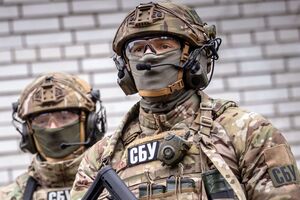 За даними СБУ, під час обшуків у підозрюваних правоохоронці виявили велику партію підготовлених до продажу психотропів