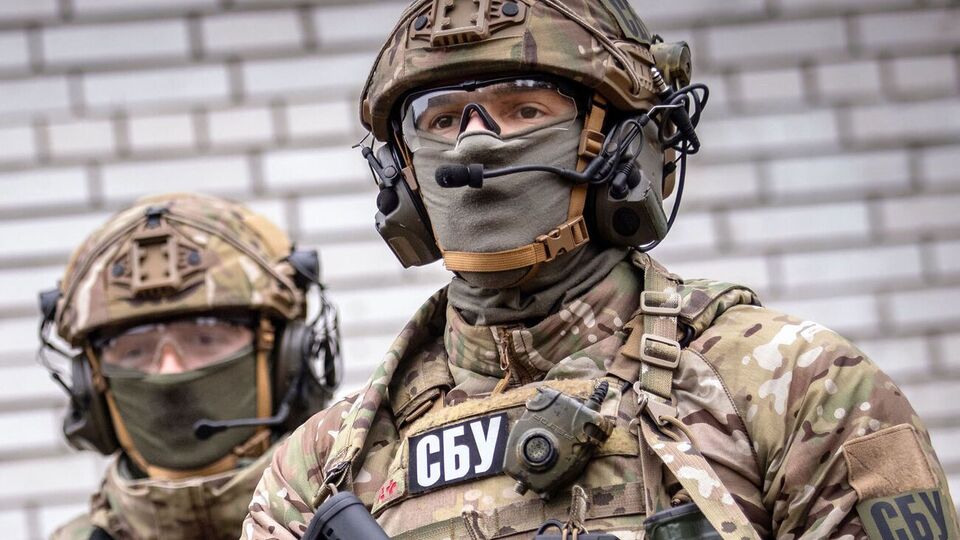 За даними СБУ, під час обшуків у підозрюваних правоохоронці виявили велику партію підготовлених до продажу психотропів