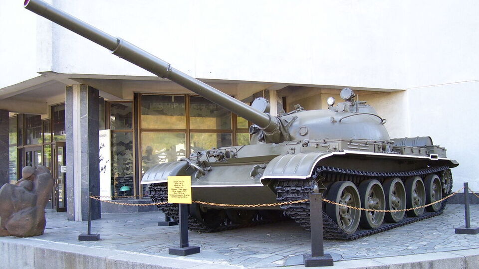 Defence Express зазначав, що Т-62 – застаріла техніка