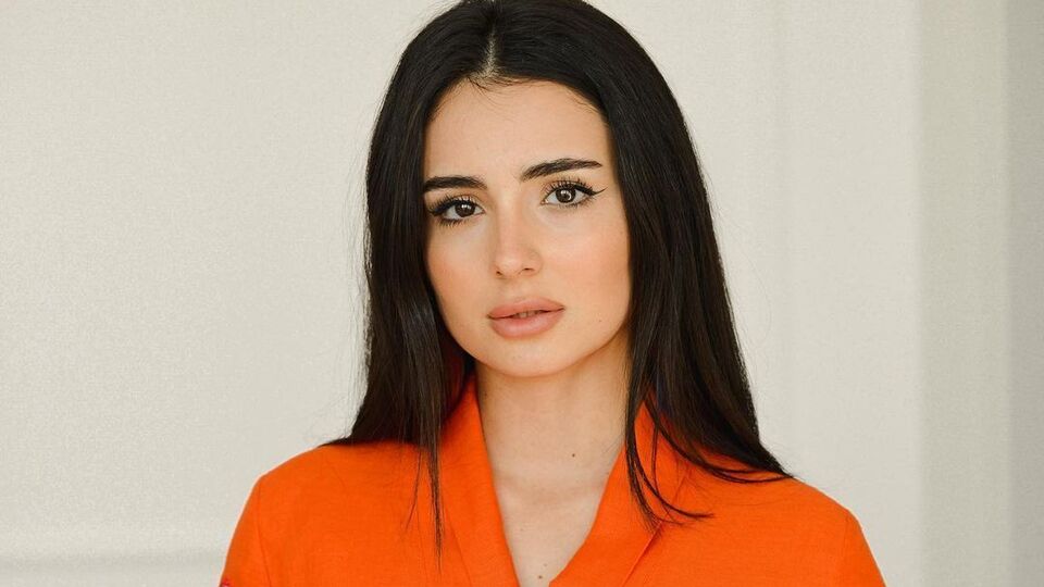 Трінчер стала відомою завдяки зйомкам у серіалі "Школа"