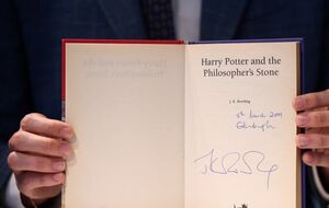 Издание подписано автором, хотя на момент выхода книги Роулинг была неизвестна публике