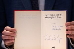 Видання підписане Роулінг, хоча на момент видання книги вона була невідомою публіці