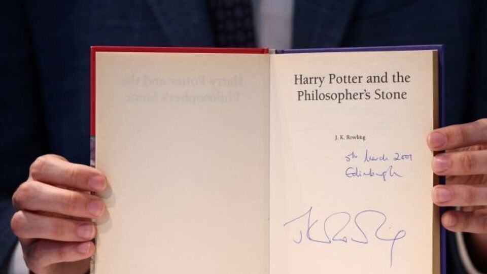 Издание подписано автором, хотя на момент выхода книги Роулинг была неизвестна публике