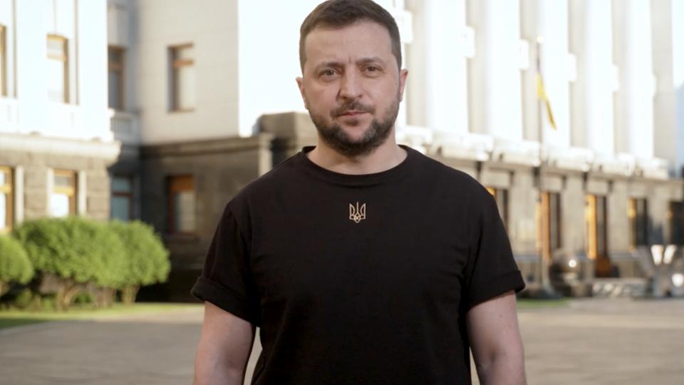 Зеленский: Есть три слова, ради которых мы боремся в течение 100 дней после восьми лет: "мир", "победа", "Украина"