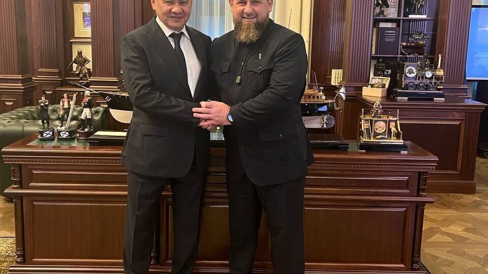 Кадыров (на фото справа) сообщил о встрече с Шойгу в Москве