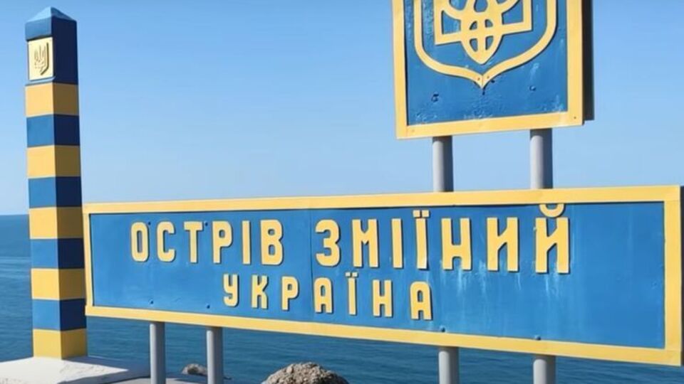 Окупанти, за попередніми даними, евакуювали залишки гарнізону зі Зміїного після ударів ЗСУ