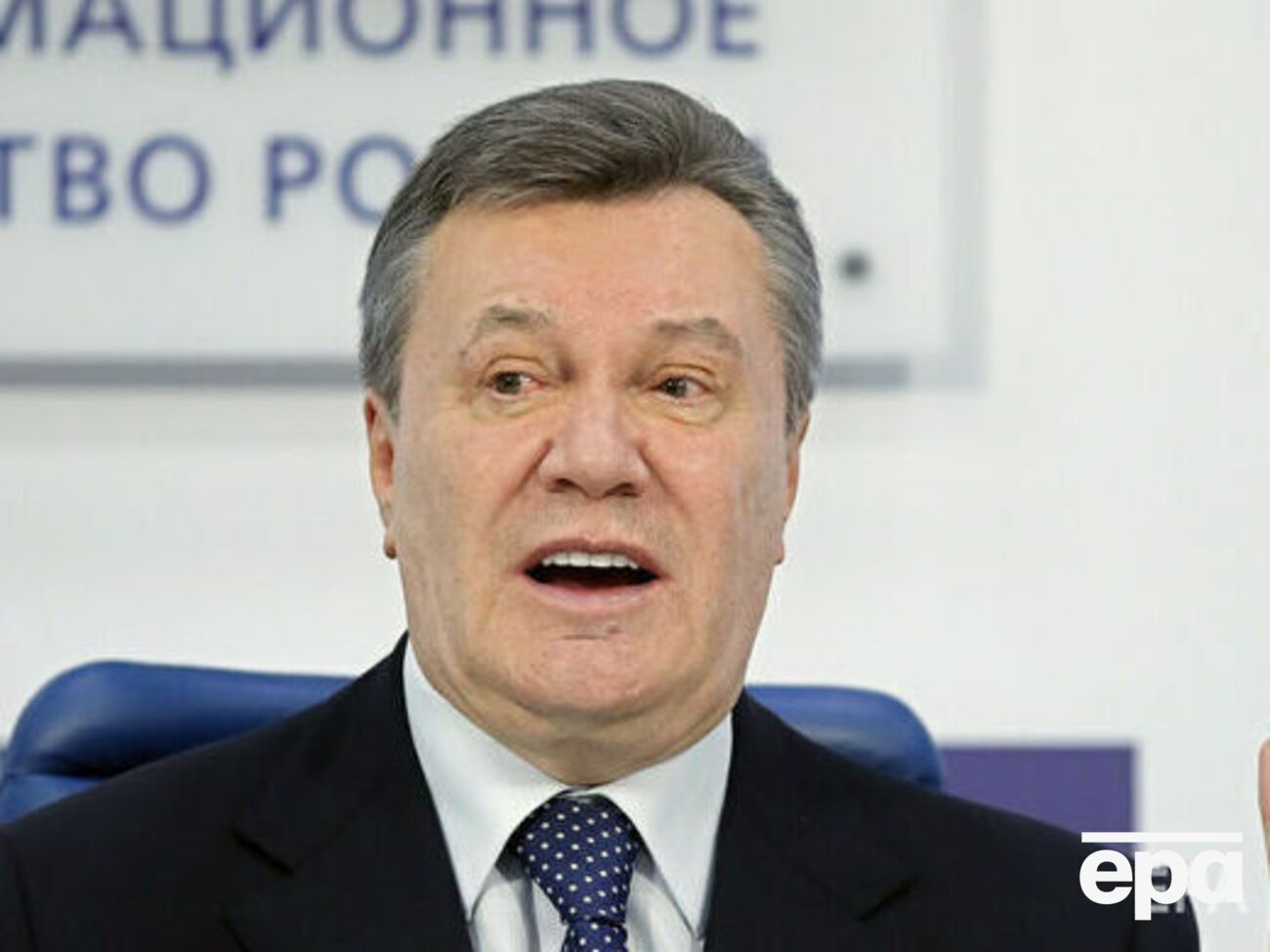 За даними слідства, Янукович і його охорона переправили до Росії вертольотами збройних сил РФ не менше ніж 20 осіб