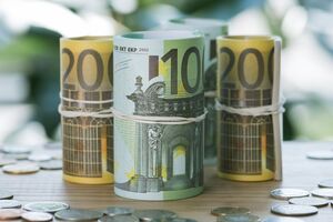 За счет кредита Украина выплатит зарплаты госслужащим и работникам сферы образования