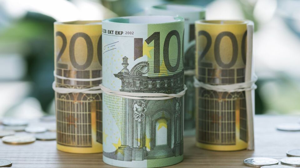 За счет кредита Украина выплатит зарплаты госслужащим и работникам сферы образования
