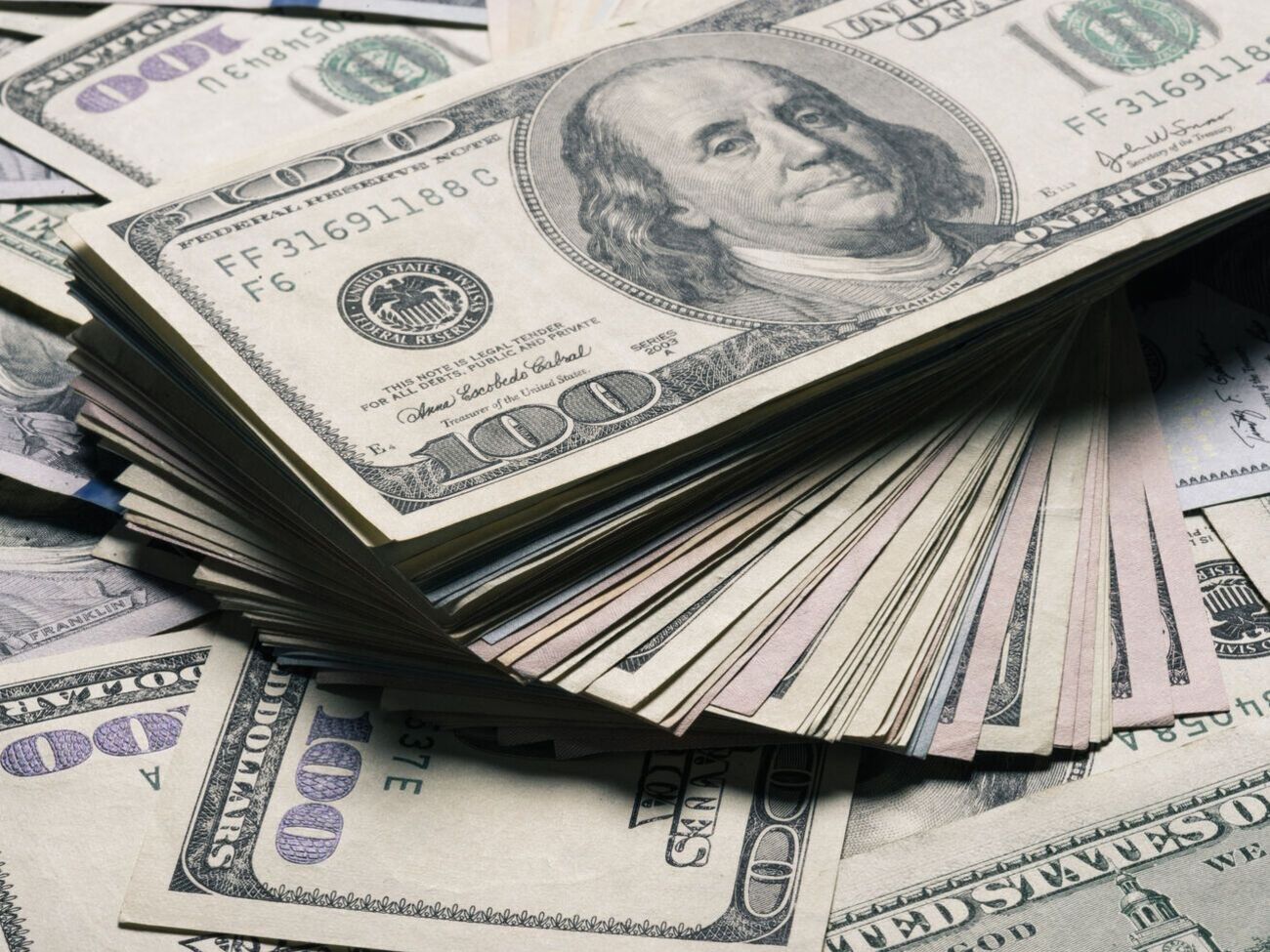 По информации&nbsp;Bloomberg, Украина должна выплатить $1,4 млрд по госдолгу в начале сентября