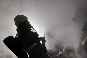 В результате попадания ракеты в многоквартирный дом вспыхнул пожар